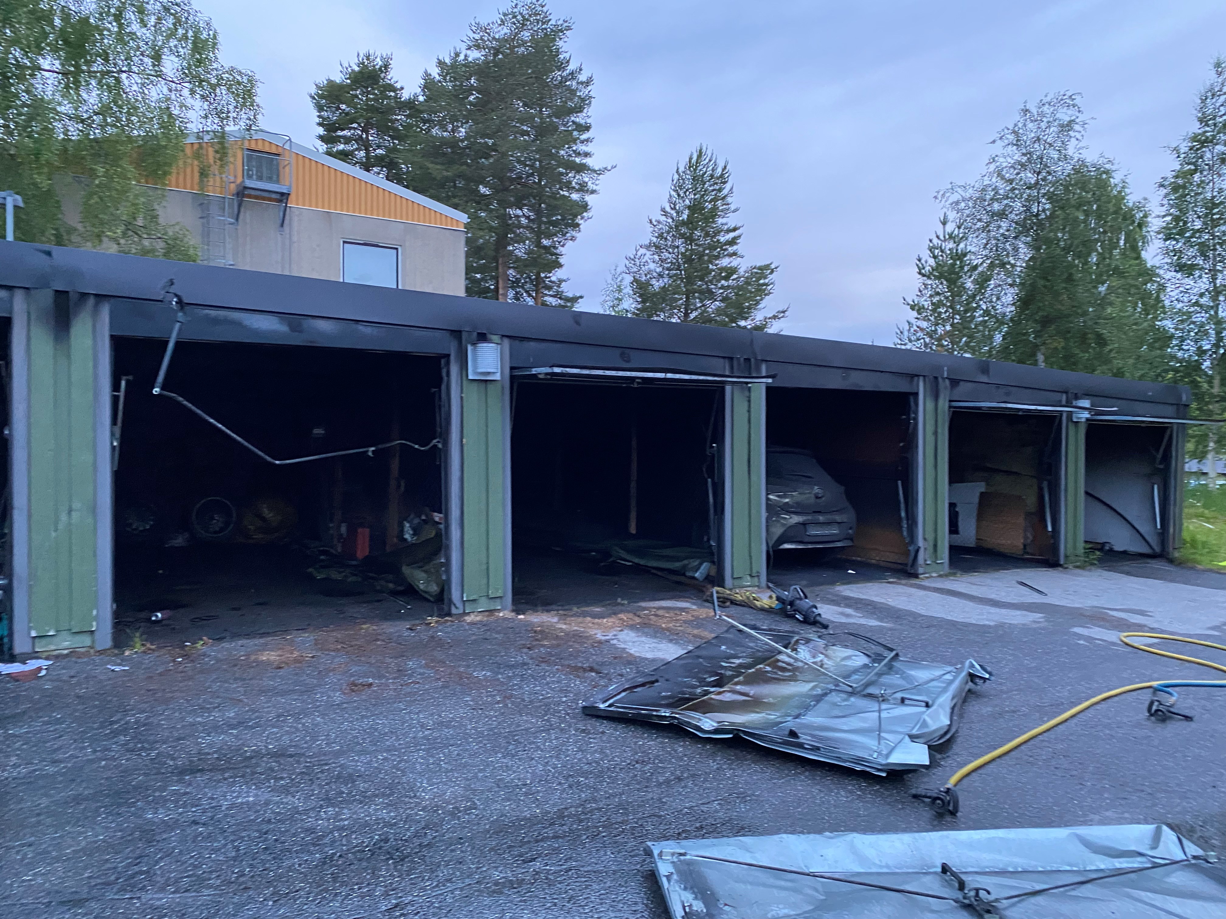 Brand i garagelänga på Björkskatan