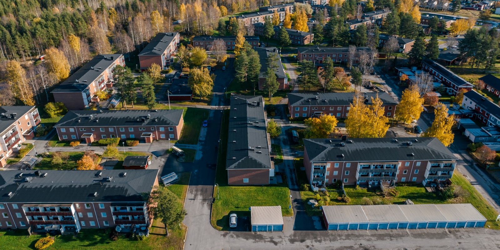 Sommaren 2022 inleds projektet med att renovera balkongerna och ersätta nuvarande uteplatser i mark